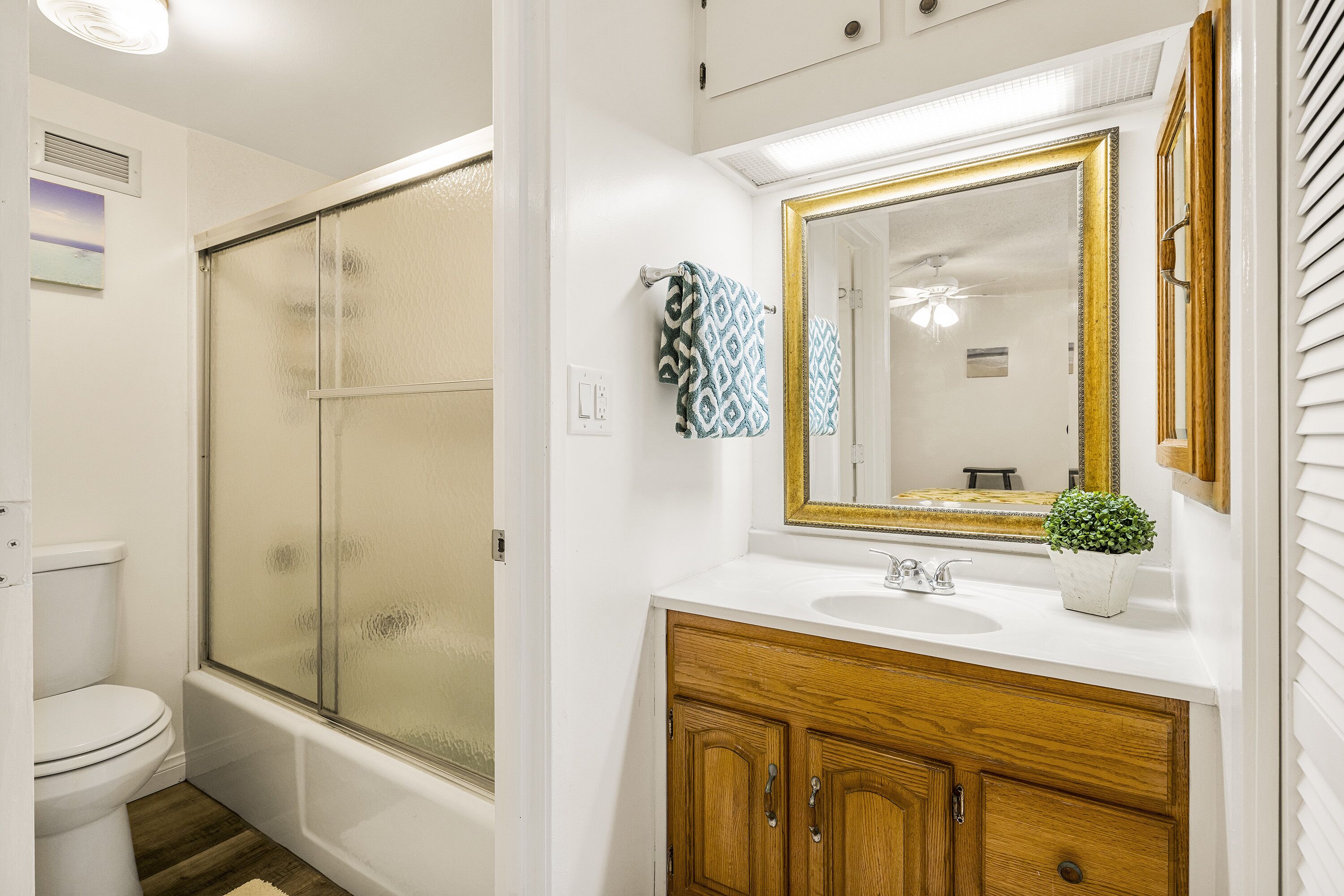 Combined shower/tub, hair dryer, towels