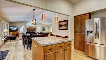 House, Multiple Beds, Hot Tub, Mountain View (Nestled Pines Retreat) | Interior