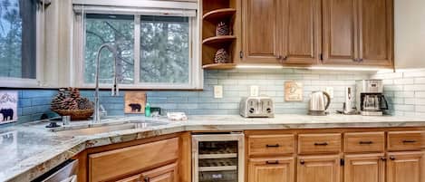 House, Multiple Beds, Hot Tub, Mountain View (Nestled Pines Retreat) | Private kitchen | Fridge, microwave, oven, stovetop