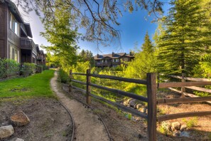 Property grounds - Alpine Way Lake & Sugar Bowl Resort (Truckee)