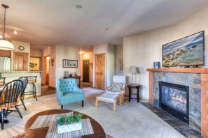 คอนโด, หลายเตียง, ลานระเบียง, วิวภูเขา (Alpine Way) | บริเวณนั่งเล่น | ทีวีจอแบน 42 นิ้ว พร้อมช่องดิจิตอล, เตาผิง