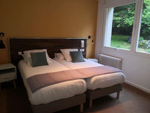 Habitación doble clásica, vista al parque | Cortinas blackout, tabla de planchar con plancha y wifi gratis 