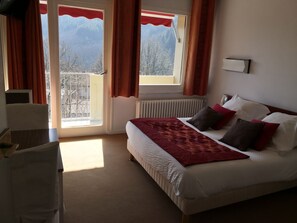 Cortinas blackout, tabla de planchar con plancha y wifi gratis 