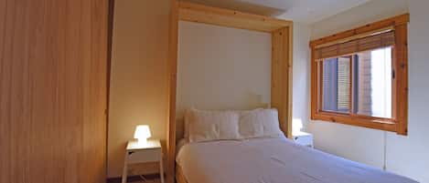 2 Schlafzimmer, individuell dekoriert, individuell eingerichtet