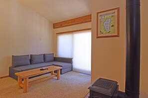 Living area - A Golden Getaway Pool, Hot Tub, Tennis, & More (Truckee)