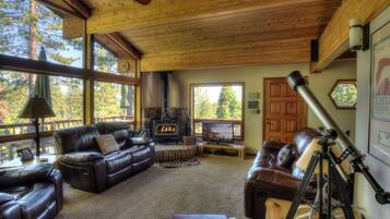 Rumah, Beberapa Tempat Tidur, patio, pemandangan gunung (Vista Point) | Area keluarga | Televisi layar datar 42-inci dengan saluran TV digital dan perapian