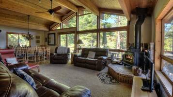 Rumah, Beberapa Tempat Tidur, patio, pemandangan gunung (Vista Point) | Area keluarga | Televisi layar datar 42-inci dengan saluran TV digital dan perapian