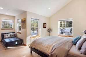 Maison mitoyenne, plusieurs lits, patio, vue montagne (Sunny Woods Acres)