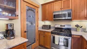 Nhà liên kế, nhiều giường, sân hiên, quang cảnh núi (Sunny Woods Acres) | Bếp riêng | Tủ lạnh, lò vi sóng, lò nướng, bếp nấu