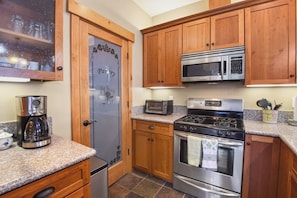 Townhome, Multiple Beds, Patio, Mountain View (Sunny Woods Acres) | Private kitchen | Fridge, microwave, oven, stovetop