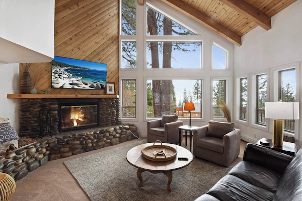 独立别墅, 多张床, 露台, 山景 (Incline Village Manor) | 起居区 | 55-英寸纯平电视 (配备数码频道)、壁炉