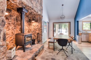 House, Multiple Beds, Hot Tub | 3 bedrooms, iron/ironing board, free WiFi, bed sheets - Blue Glacier Delight (Truckee)