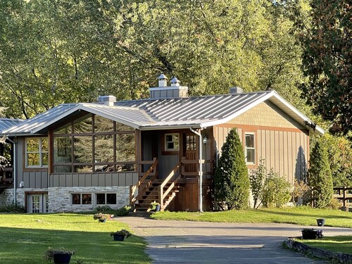 Vacation in Paradise newly renovated Guesthouse in gated 12 ac Equestrian Estate