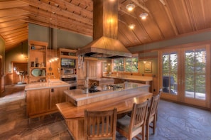 Luxe huis, meerdere bedden, hot tub, uitzicht op bergen (Northstar Palace) | Privékeuken | Een koelkast, een magnetron, een oven, een kookplaat