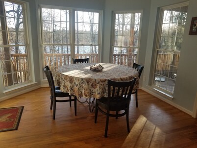 Blues Brothers Hideaway - Lakefront - Fenced yard - Pets Welcome - Clemson 20 mi