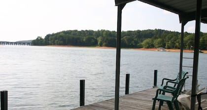 Blues Brothers Hideaway - Lakefront - Fenced yard - Pets Welcome - Clemson 20 mi
