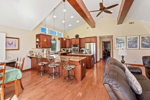 Casa, varias camas, balcón, vista a la montaña (Mule Meadows) | Interior