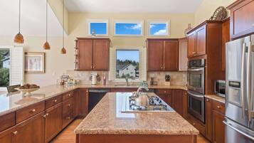 House, Multiple Beds, Balcony, Mountain View (Mule Meadows) | Private kitchen | Fridge, microwave, oven, stovetop