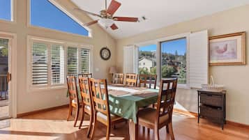 Casa, varias camas, balcón, vista a la montaña (Mule Meadows) | Restaurantes