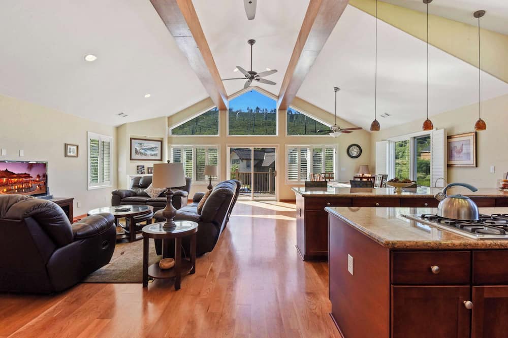 Mule Meadows Classy, Split Level South Tahoe Home! - North Upper Truckee, CA