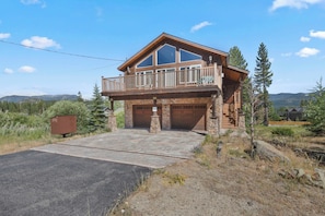 Exterior - Mule Meadows Classy, Split Level South Tahoe Home! (South Lake Tahoe)