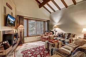 House, Multiple Beds, Balcony, Mountain View (Bear Haus) | Living area | 42-inch flat-screen TV with digital channels, fireplace