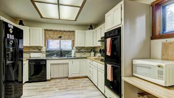 House, Multiple Beds, Balcony, Mountain View (Bear Haus) | Private kitchen | Full-size fridge, microwave, oven, stovetop