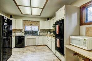 House, Multiple Beds, Balcony, Mountain View (Bear Haus) | Private kitchen | Full-size fridge, microwave, oven, stovetop