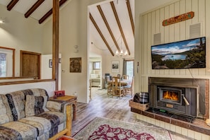 House, Multiple Beds, Balcony, Mountain View (Bear Haus) | Living area | 42-inch flat-screen TV with digital channels, fireplace
