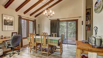 House, Multiple Beds, Balcony, Mountain View (Bear Haus) | Dining