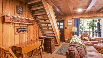 Ferienhaus, Mehrere Betten, Balkon, Bergblick (Chambers Landing Chalet) | Wohnzimmer | 42-Zoll-Flachbildfernseher mit Digitalempfang, Kamin