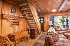 Casa, varias camas, balcón, vistas a la montaña (Chambers Landing Chalet) | Sala de estar | Televisión de pantalla plana de 42 pulgadas con canales digitales