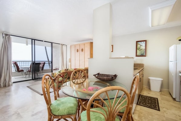Condo, varias camas (Kona Reef #A12) | Cocina privada