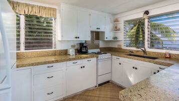 Rumah, Beberapa Tempat Tidur, patio, pemandangan samudra (Kaikea Hale) | Dapur pribadi | Lemari es, microwave, oven, dan kompor