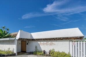 Exterior detail - Kaikea Hale Oceanfront Paradise (Kailua-Kona)