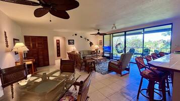 Condo, Multiple Beds, Lanai, Ocean View (Kahaluu Bay Villas #305) | Interior