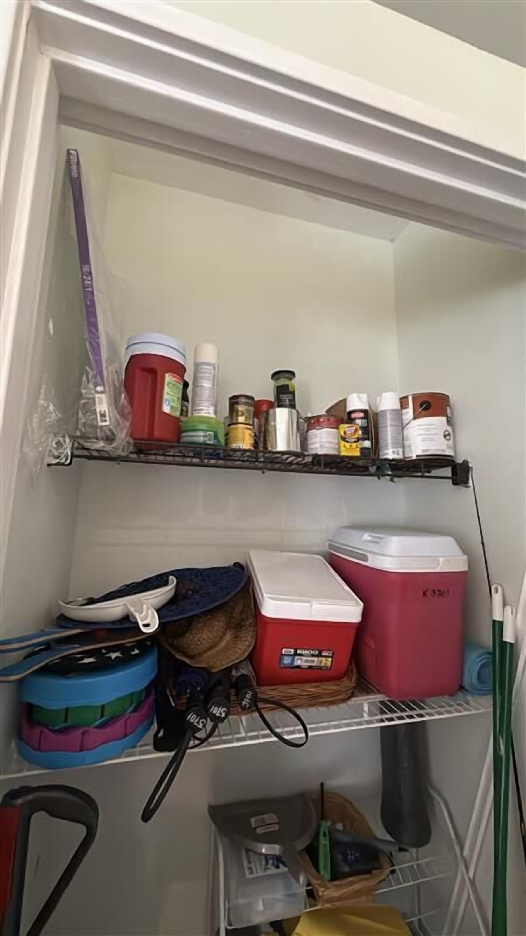 Um espaço de armazenamento com prateleiras contendo diversos recipientes e materiais de limpeza.