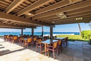 Condo, varias camas, lanai, vista al océano (Kanaloa At Kona #3701) | Restaurante al aire libre