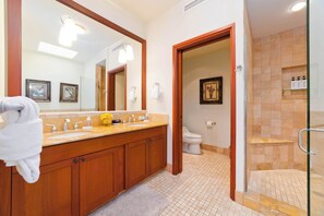 Huoneisto, useita sänkyjä, lanai, näköala puutarhaan (Kolea 14F) | Kylpyhuone | Hiustenkuivaaja, pyyhkeet