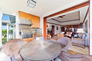 Huoneisto, useita sänkyjä, lanai, näköala puutarhaan (Kolea 14F) | Ruokailu