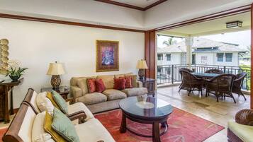 Condo, nhiều giường, lanai, quang cảnh vườn (Kolea 14F) | Khu phòng khách | TV màn hình phẳng 42-inch có truyền hình kỹ thuật số