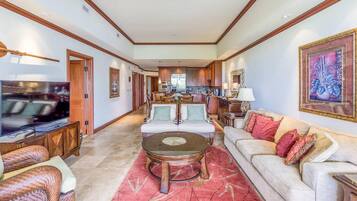 Condo, nhiều giường, lanai, quang cảnh vườn (Kolea 14F) | Khu phòng khách | TV màn hình phẳng 42-inch có truyền hình kỹ thuật số