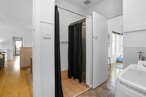 Ein modernes Badezimmer mit Dusche, Toilette und Waschbecken.