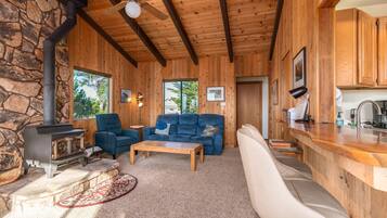 Hus - flera sängar - bubbelpool - viss havsutsikt | Vardagsrum | 40-tums platt-tv med kabelkanaler, tv och eldstad