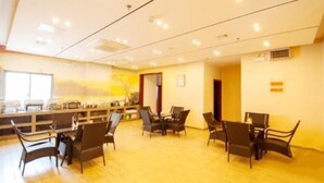 A spacious room with a long table and several chairs, a small counter with items on it, and a window providing natural light. - Greentree Inn Nantong Haimen Sanchang North Wangjiang Road Business Hotel (Nantong)