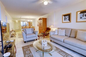 Condo, varias camas (St Pete Beach Yacht and Tennis Club 9) | Sala de estar