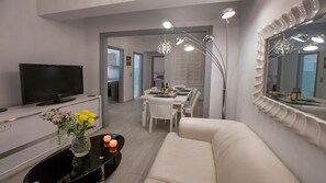 Deluxe appartement | Woonruimte | Een 32-inch plasmatelevisie met digitale zenders en televisie