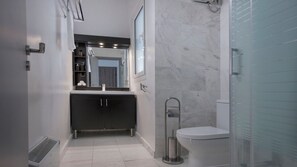 Deluxe Apartment | Bathroom | Shower, free toiletries, hair dryer, soap