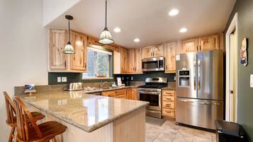 House, Multiple Beds, Patio, Mountain View (Tahoe Frost) | Private kitchen | Fridge, microwave, oven, stovetop