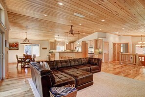 House, Multiple Beds, Jetted Tub | Living room